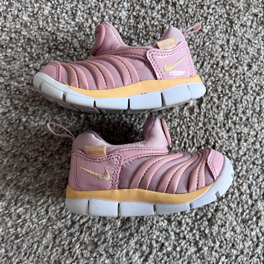 Nike Dynamo go girls pink and white sneakers 5c NO BOX B1G1 50% off